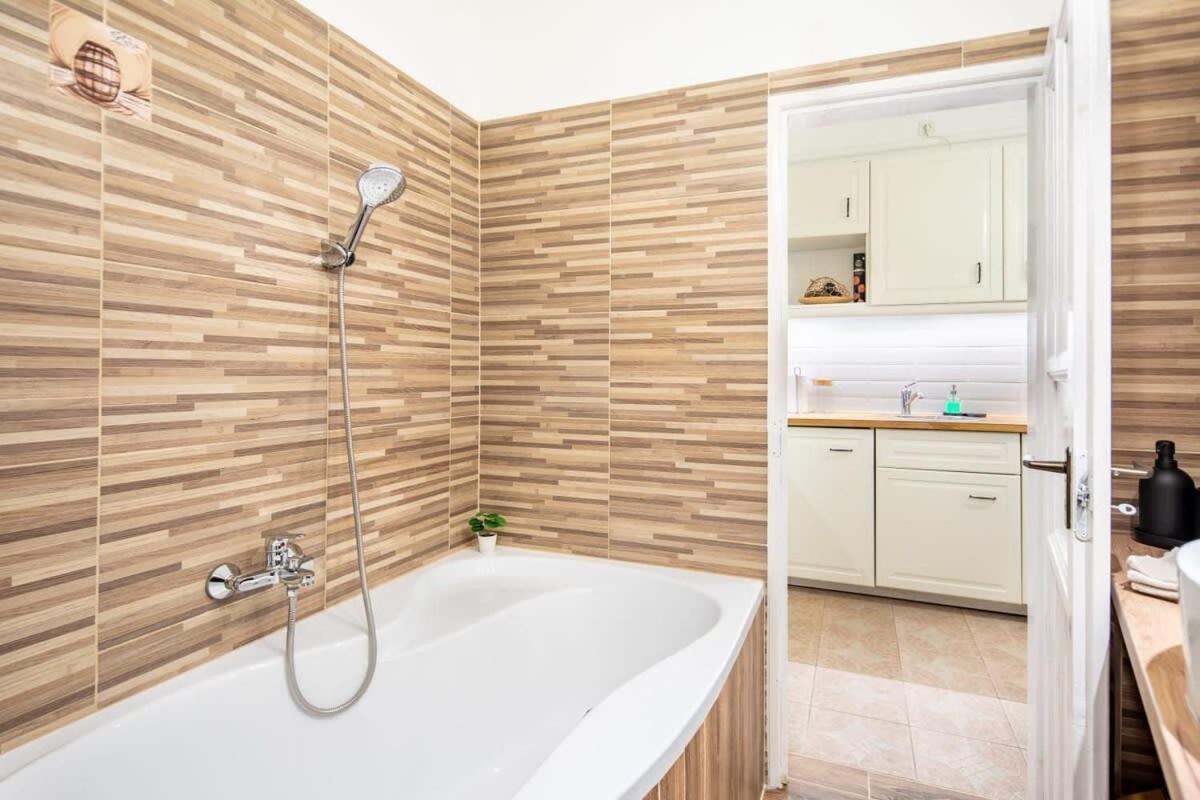 Convenient Apartment At Gastro Driven Location Budapest Exteriör bild