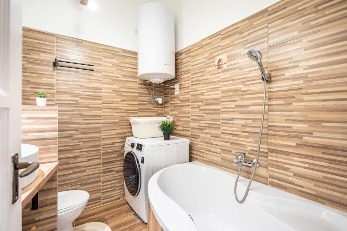 Convenient Apartment At Gastro Driven Location Budapest Exteriör bild