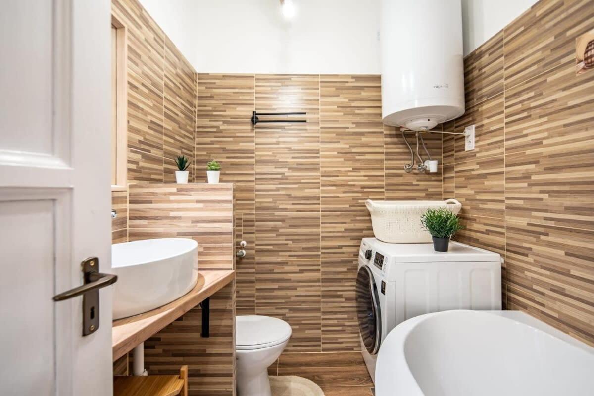 Convenient Apartment At Gastro Driven Location Budapest Exteriör bild